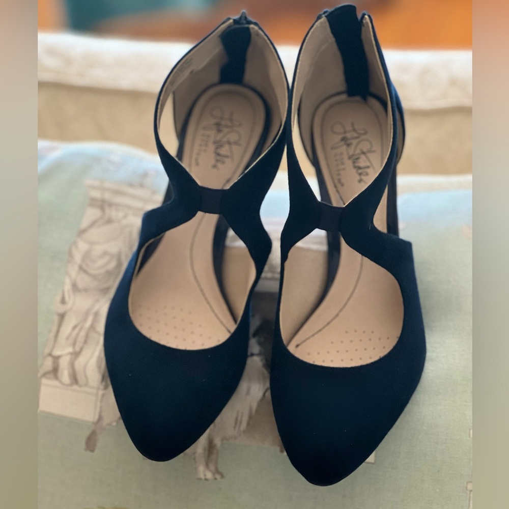 Life Stride Giovanna Navy Suede Heels with Back Zipper Patent Heels Size 8M